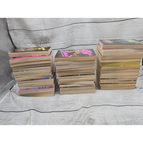 Lot of 41 Christopher Pike YA Horror/Thriller Novels – Mixed Titles - Picture 3 of 3